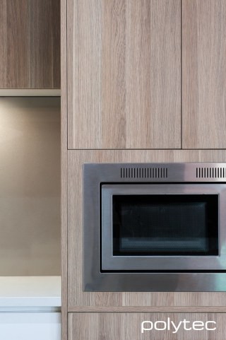 Polytec - CREATEC drawers in New Ultra White Gloss, Doors and panels in Maison Oak Ravine.